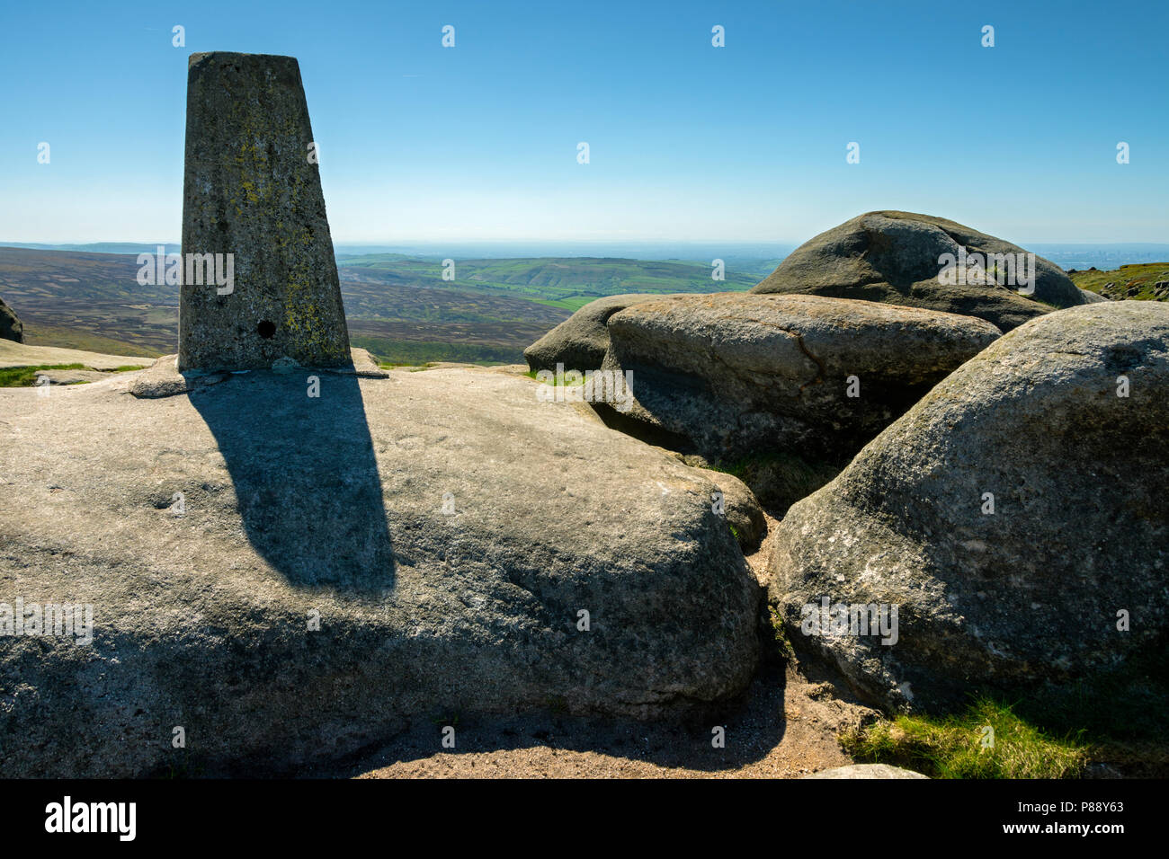 Il punto di innesco al ripiano superiore pietre, sull'altopiano Bleaklow vicino a Glossop, Peak District, Derbyshire, Inghilterra, Regno Unito. Foto Stock