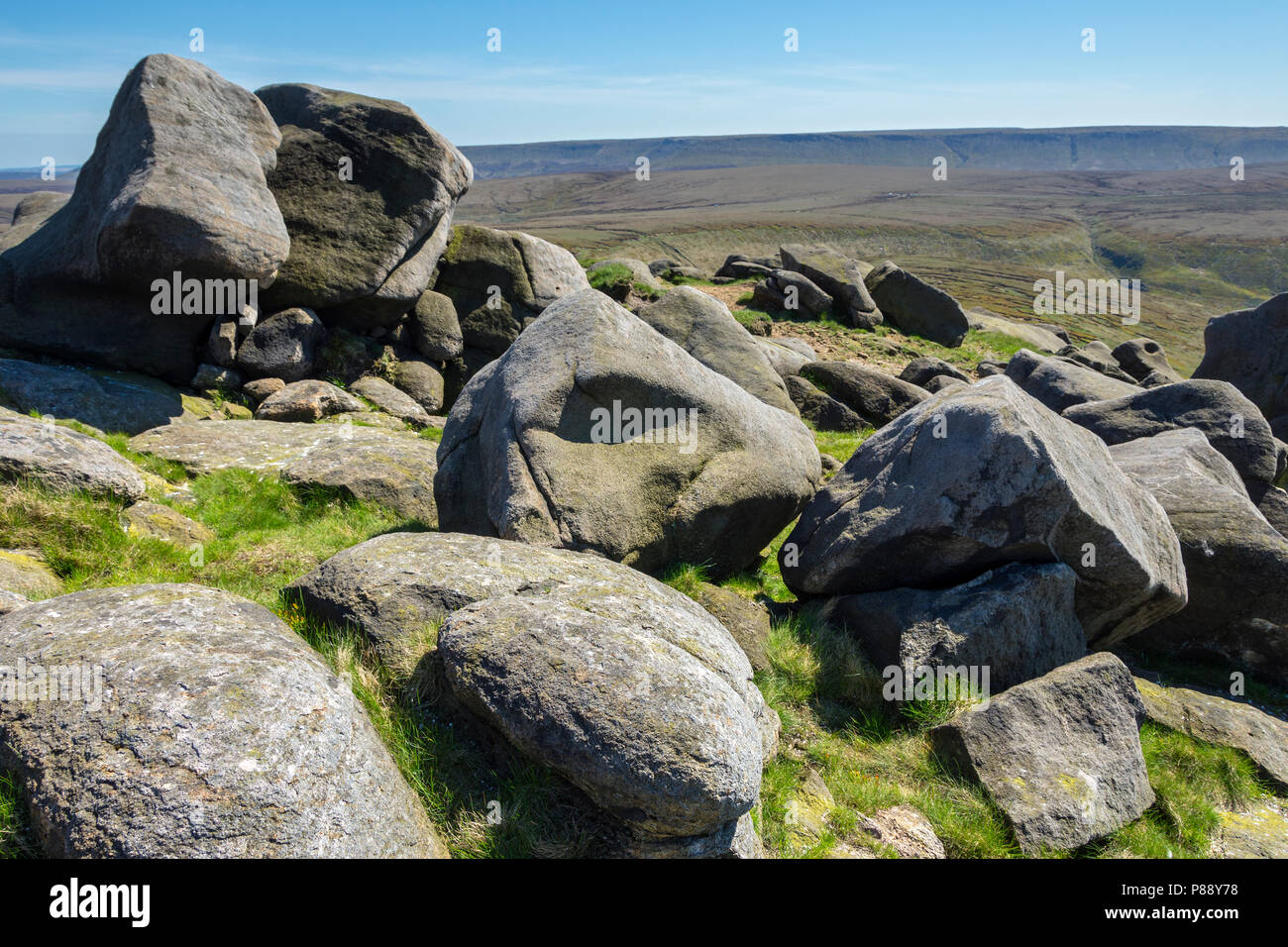 La Kinder altopiano Scout dal ripiano superiore pietre sul Bleaklow plateau sopra Glossop, Peak District, Derbyshire, Inghilterra, Regno Unito. Foto Stock