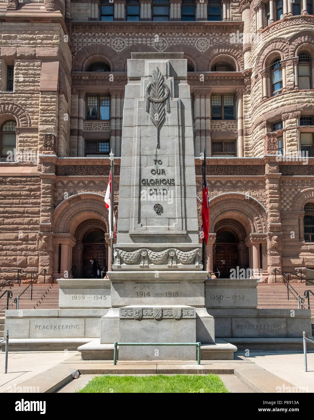 Il cenotafio al di fuori del Vecchio Municipio in onore di tutti coloro che hanno servito il loro paese in Toronto Ontario. Foto Stock