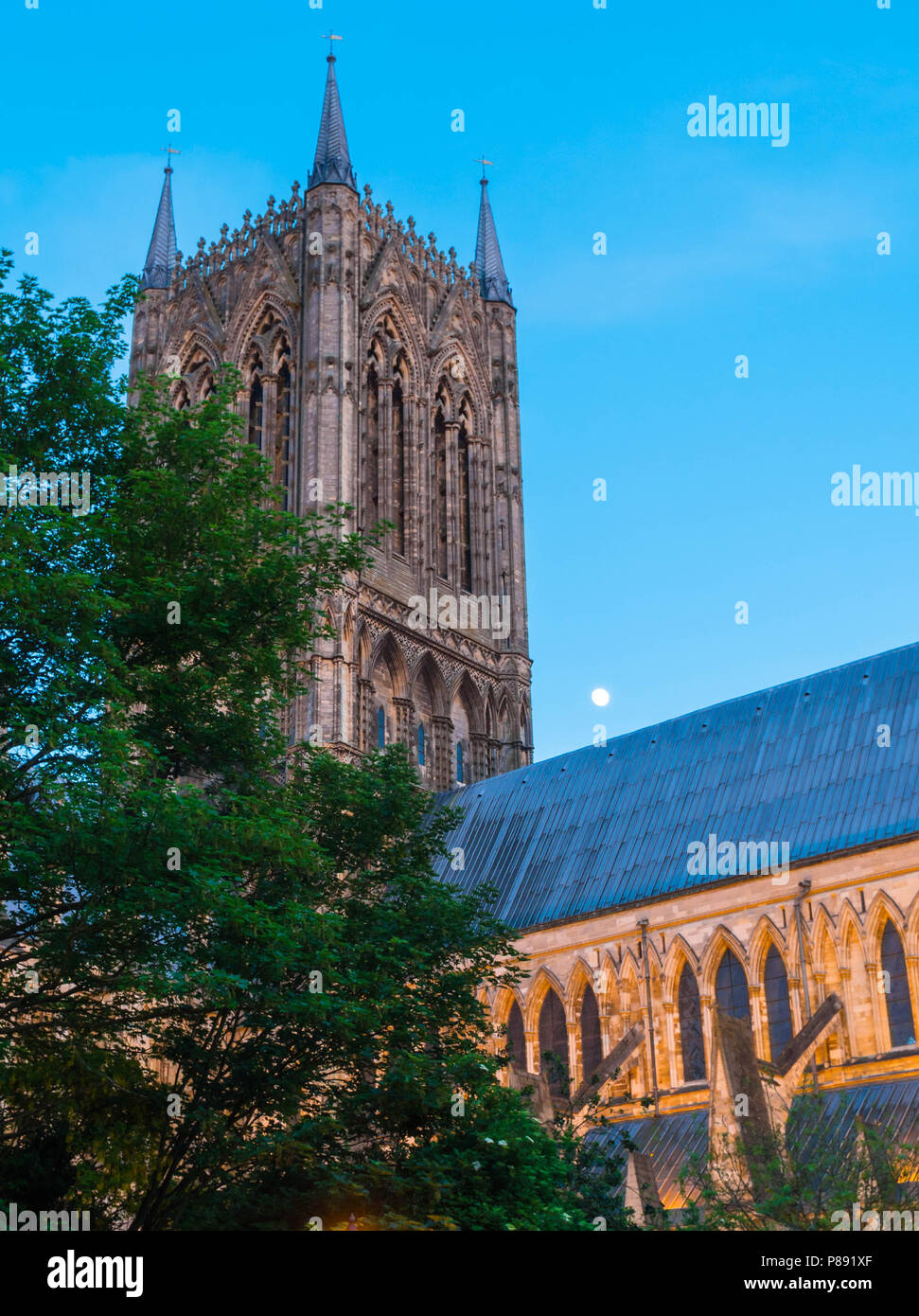 Come il crepuscolo scende su Lincoln è la cattedrale diventa illuminata. Lincoln UK Maggio 2018 Foto Stock