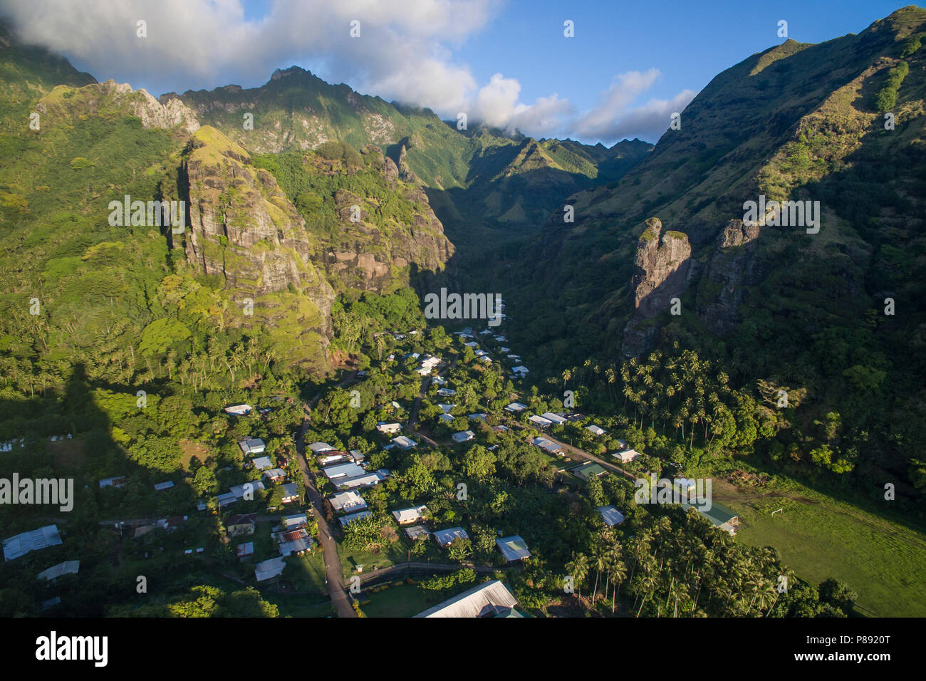 Vista aerea di Hana Vave township su Fatu Hiva, Isole Marchesi Foto Stock