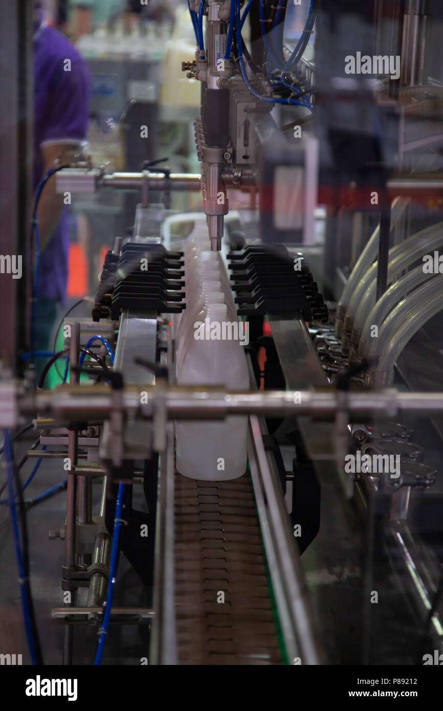 La produzione di liquido in bottiglia di plastica per il riempimento e la macchina impacchettatrice Foto Stock