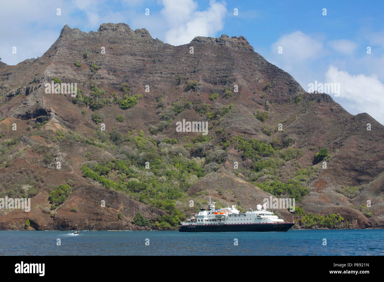La nave di crociera a Hiva Oa, Isole Marchesi Foto Stock