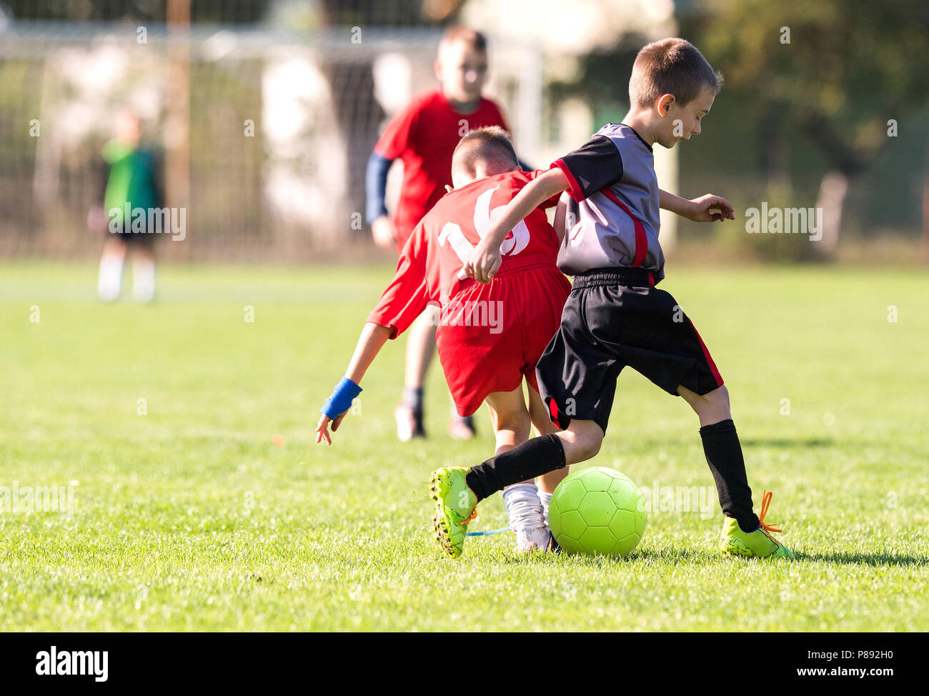 Kids soccer football - bambini giovani giocatori match sui campi di calcio Foto Stock