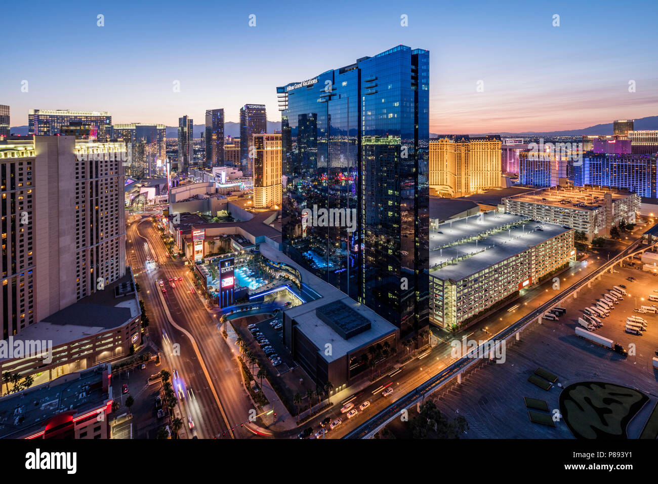 Vista in elevazione della Strip di Las Vegas, Nevada, USA. Hilton Grand Vacations Hotel e Casino in centro. La fotografia notturna. Foto Stock