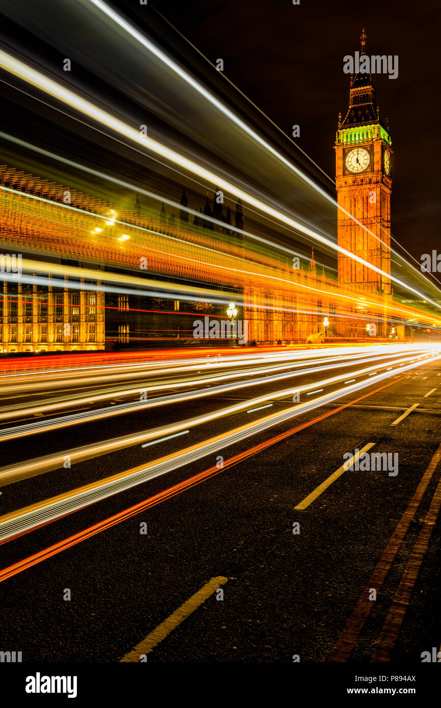 Sentieri di luce di notte sul Westminster Bridge Road a Londra con il Big Ben e il Parlamento illuminato Foto Stock