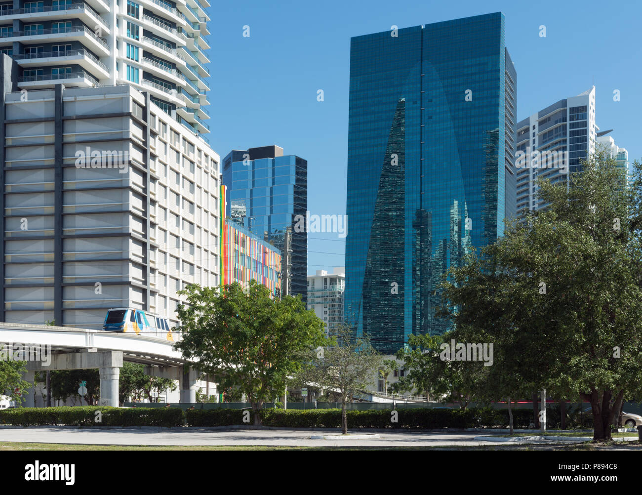 Edifici contemporanei e linea Metromover in Miami Foto Stock