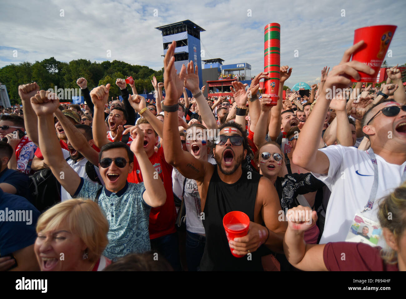 Mosca, Russia. 7 Luglio, 2018. Inghilterra tifosi guardare la Svezia vs Inghilterra al FIFA Fan Fest. Foto Stock