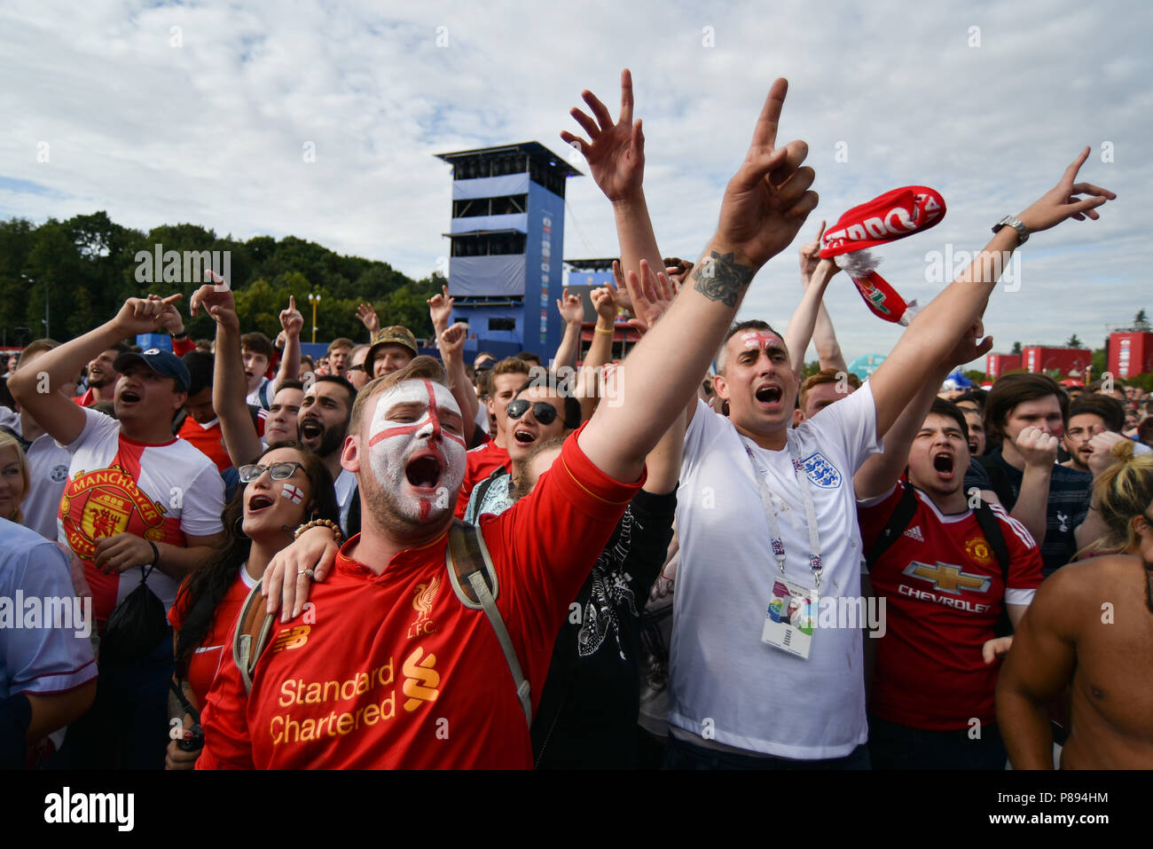 Mosca, Russia. 7 Luglio, 2018. Inghilterra tifosi guardare la Svezia vs Inghilterra al FIFA Fan Fest. Foto Stock