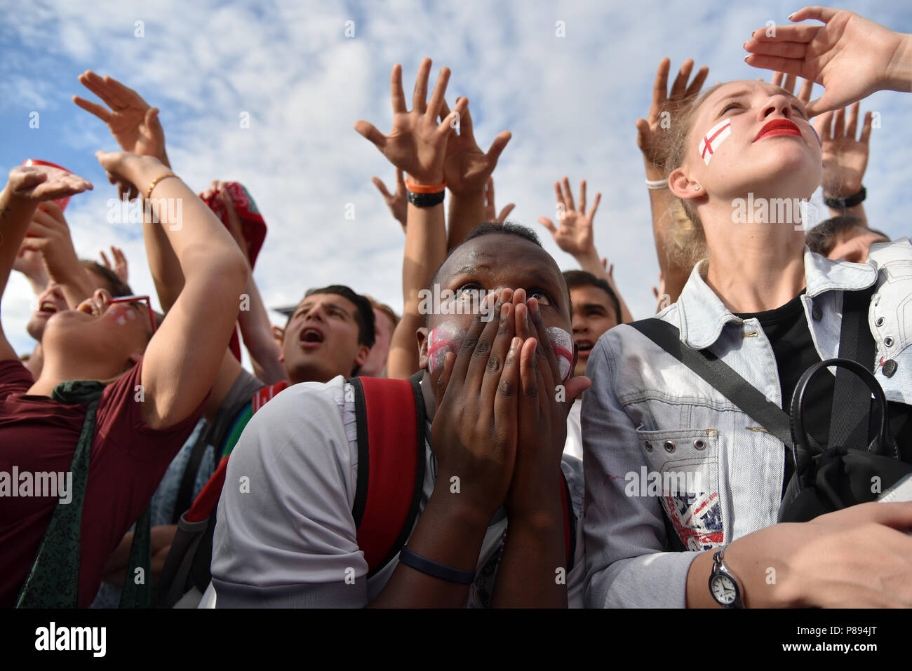 Mosca, Russia. 7 Luglio, 2018. Inghilterra tifosi guardare la Svezia vs Inghilterra al FIFA Fan Fest. Foto Stock