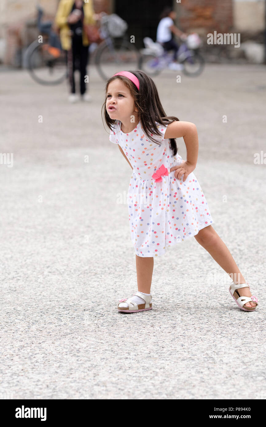 Giovani bambini che giocano nella Piazza San Martino davanti alla Cattedrale di San Martino, Lucca, Toscana, Italia, Europa Foto Stock