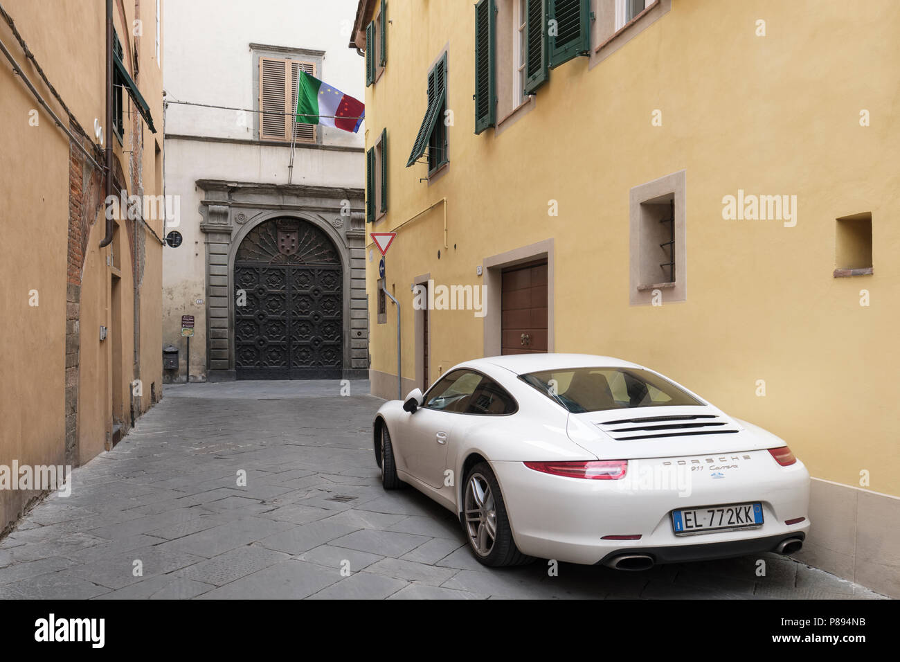Porsche 911 Carrera parcheggiato in una vecchia strada di città di Lucca, Toscana, Italia, Europa Foto Stock