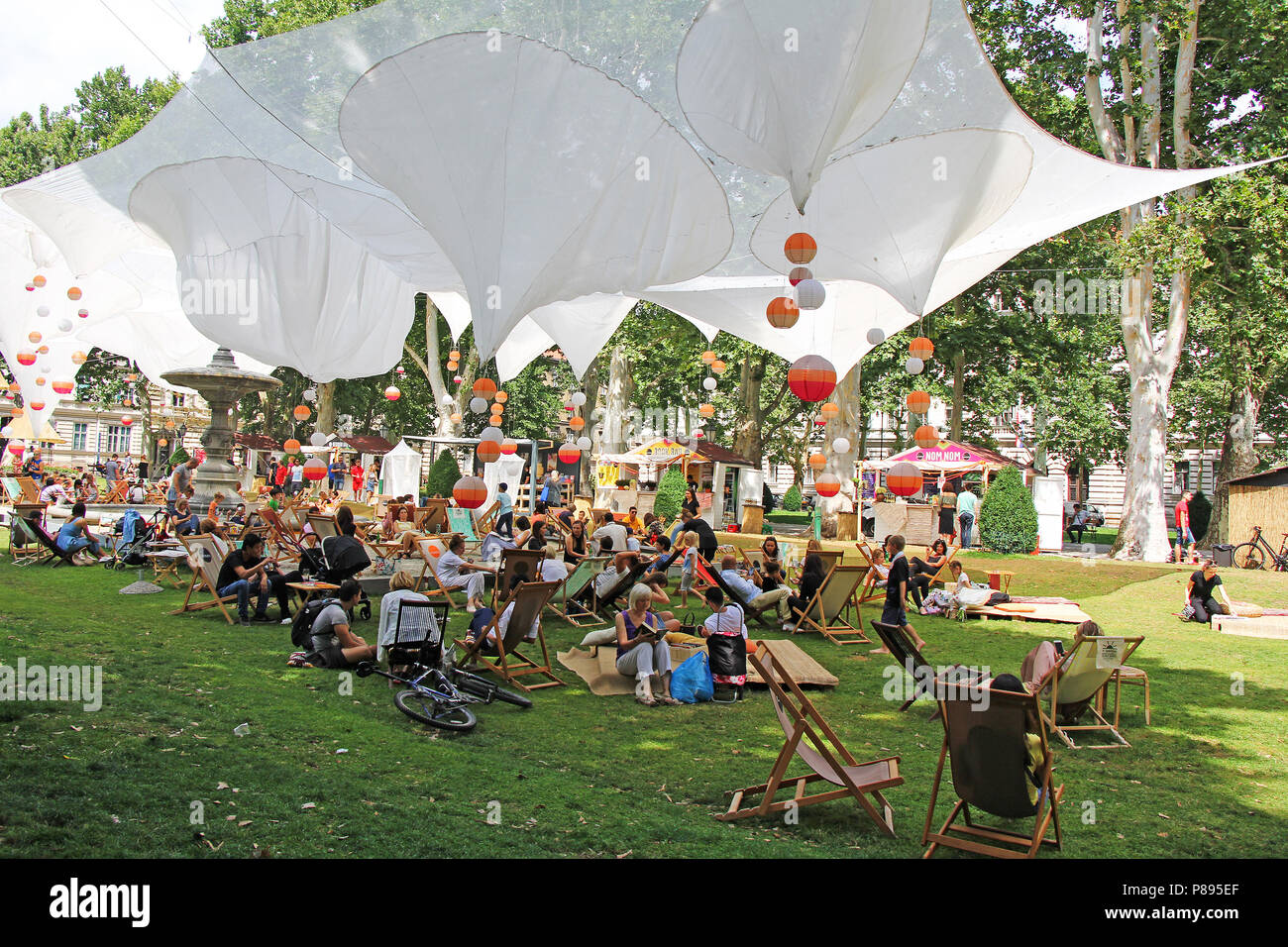 Zagabria, Croazia - luglio 7th, 2018 :Festival Aperto nella città parco Zrinjevac quando molte persone sono socializzare con la lettura di libri e di bevande in Zrinjevac Foto Stock