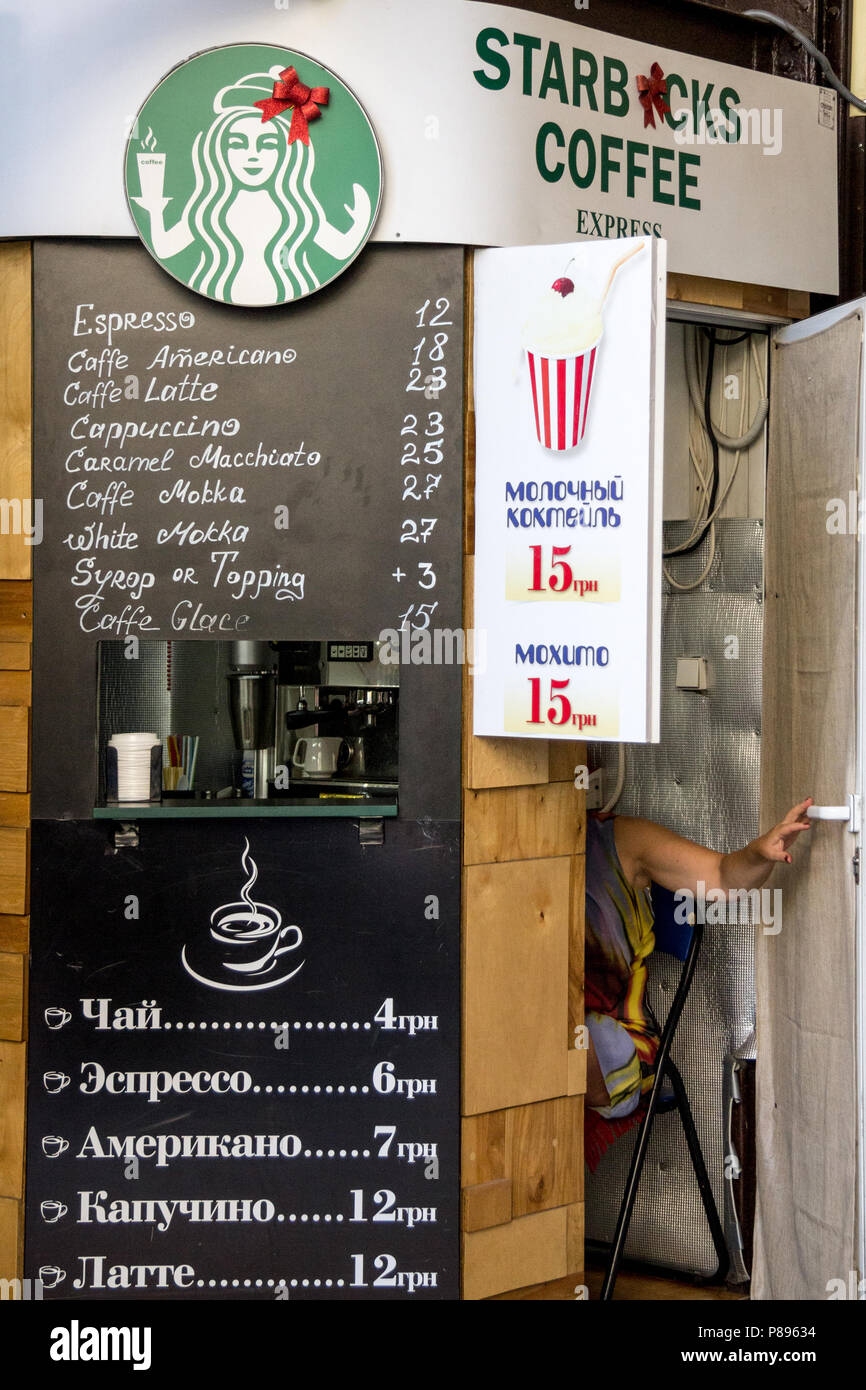 KIEV - UCRAINA - Agosto 10, 2015: Fake Starbucks Coffee House (Starbacks) in un mercato ucraino utilizzando il caffè, il marchio, il segno e il logo di Amer Foto Stock