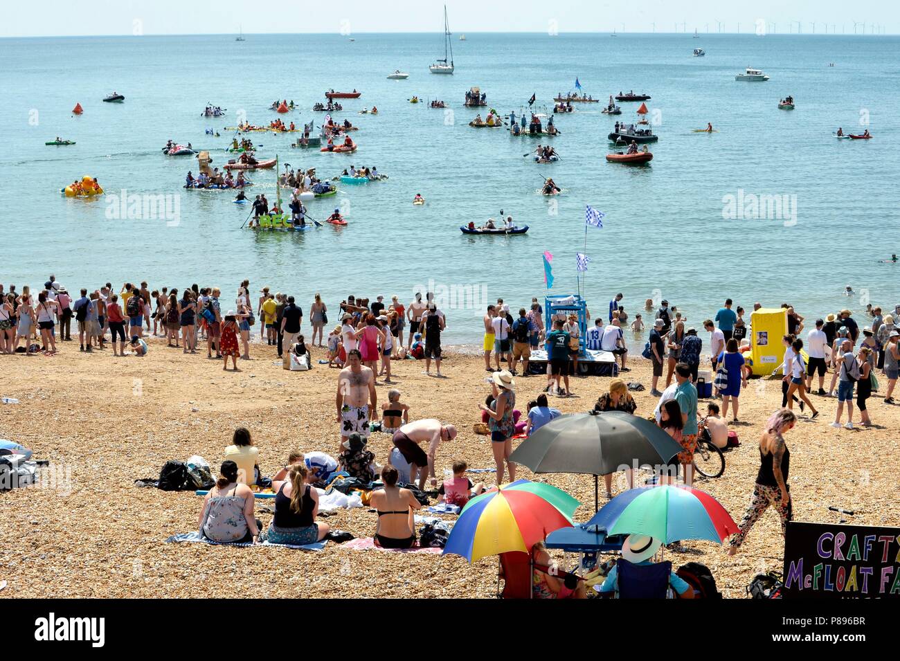 Affollata spiaggia di Brighton nel calore estivo Foto Stock