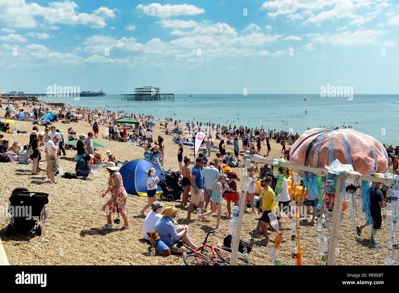 Affollata spiaggia di Brighton nel calore estivo Foto Stock