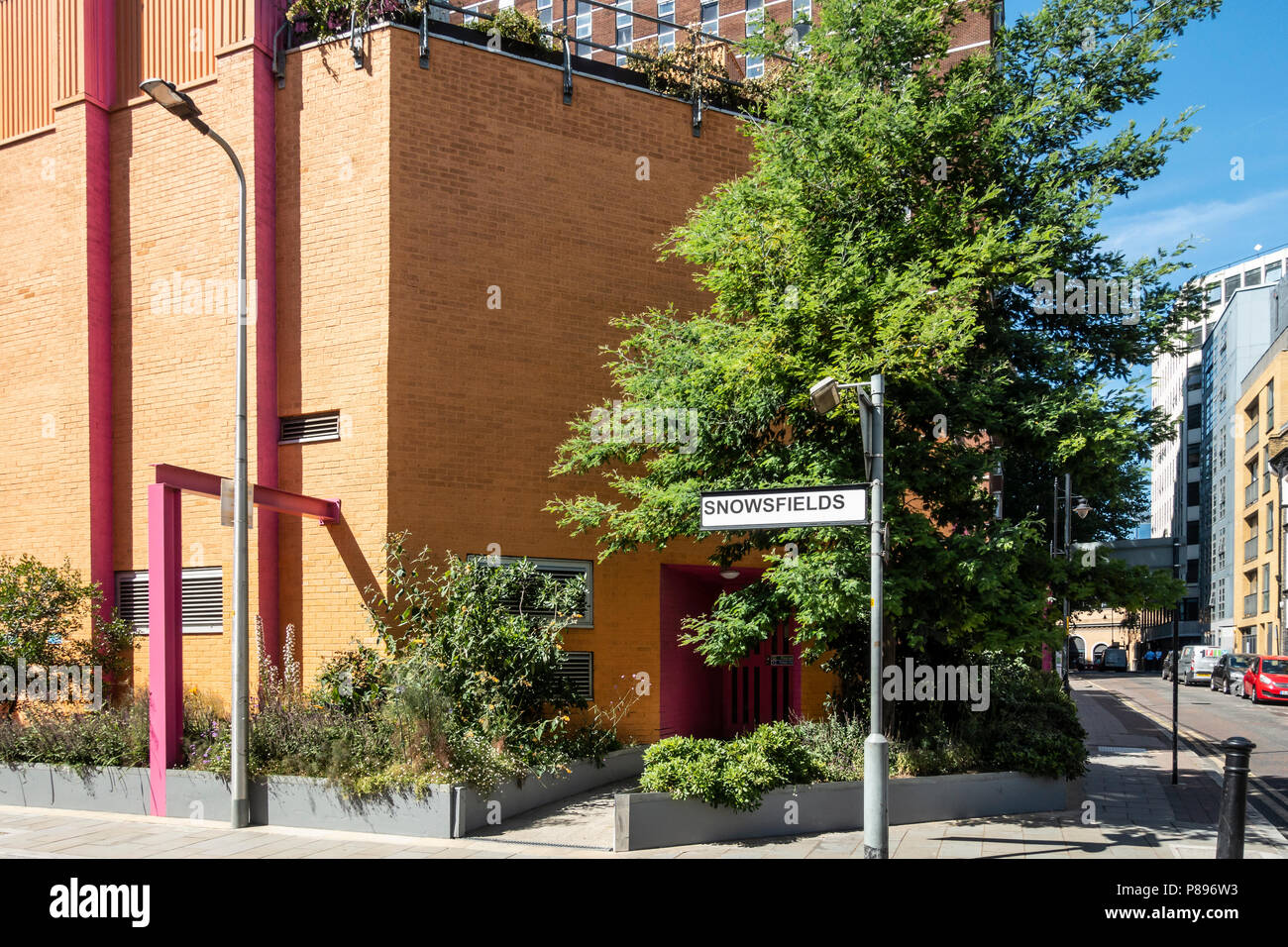 La tasca Park, impollinatrice-friendly giardino, progettato da Zandra Rhodes e Joe Swift presso il Teatro di Greenwood, Southwark, Londra, Inghilterra, Regno Unito Foto Stock