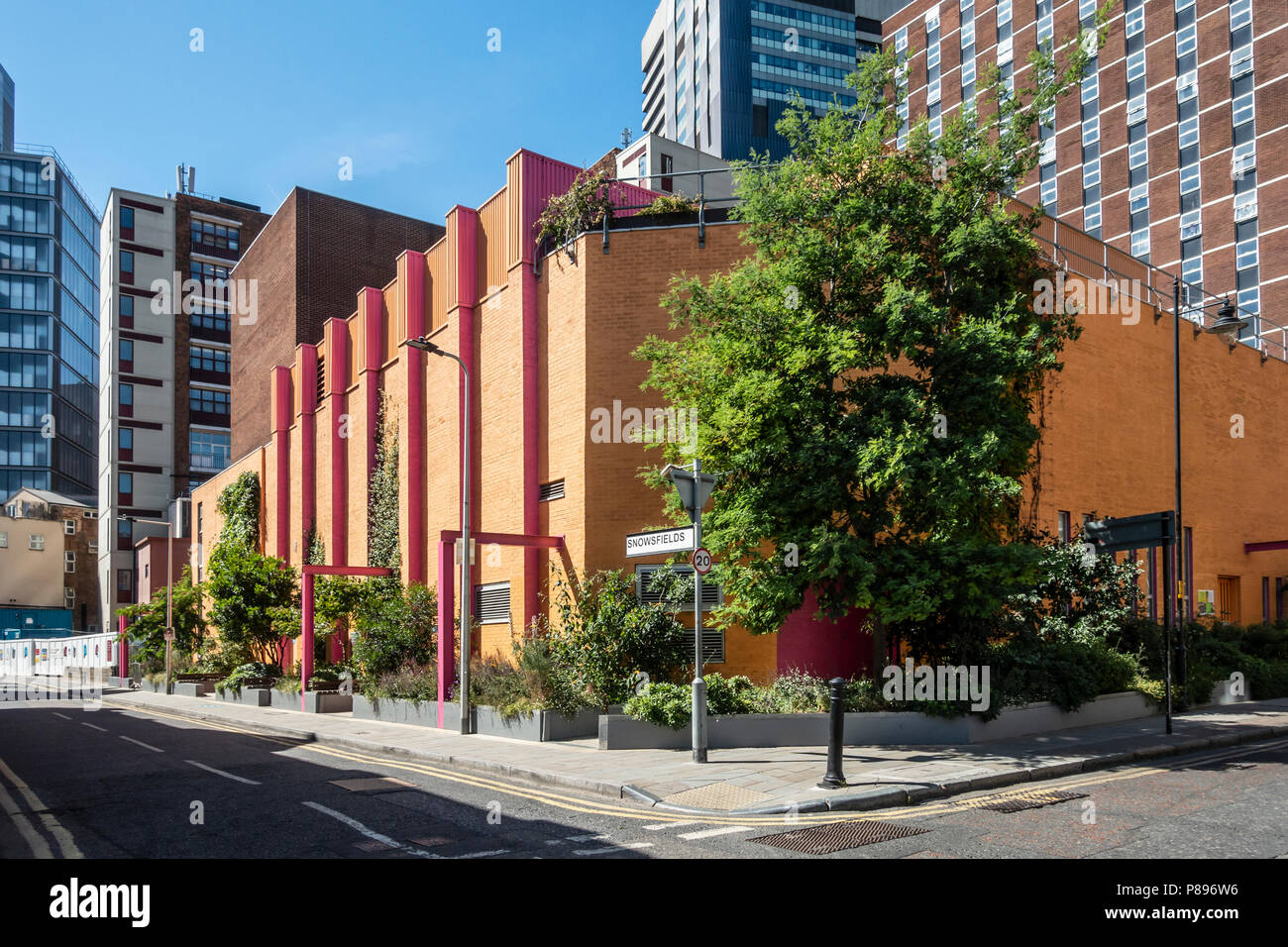 La tasca Park, impollinatrice-friendly giardino, progettato da Zandra Rhodes e Joe Swift presso il Teatro di Greenwood, Southwark, Londra, Inghilterra, Regno Unito Foto Stock