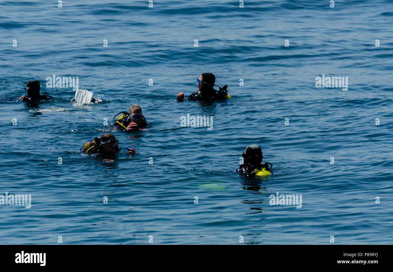 LA HERRADURA, Spagna - Giugno 14, 2018 la gente sulla preparazione di acqua per immersione e scoprendo il mondo sottomarino, active sport Foto Stock
