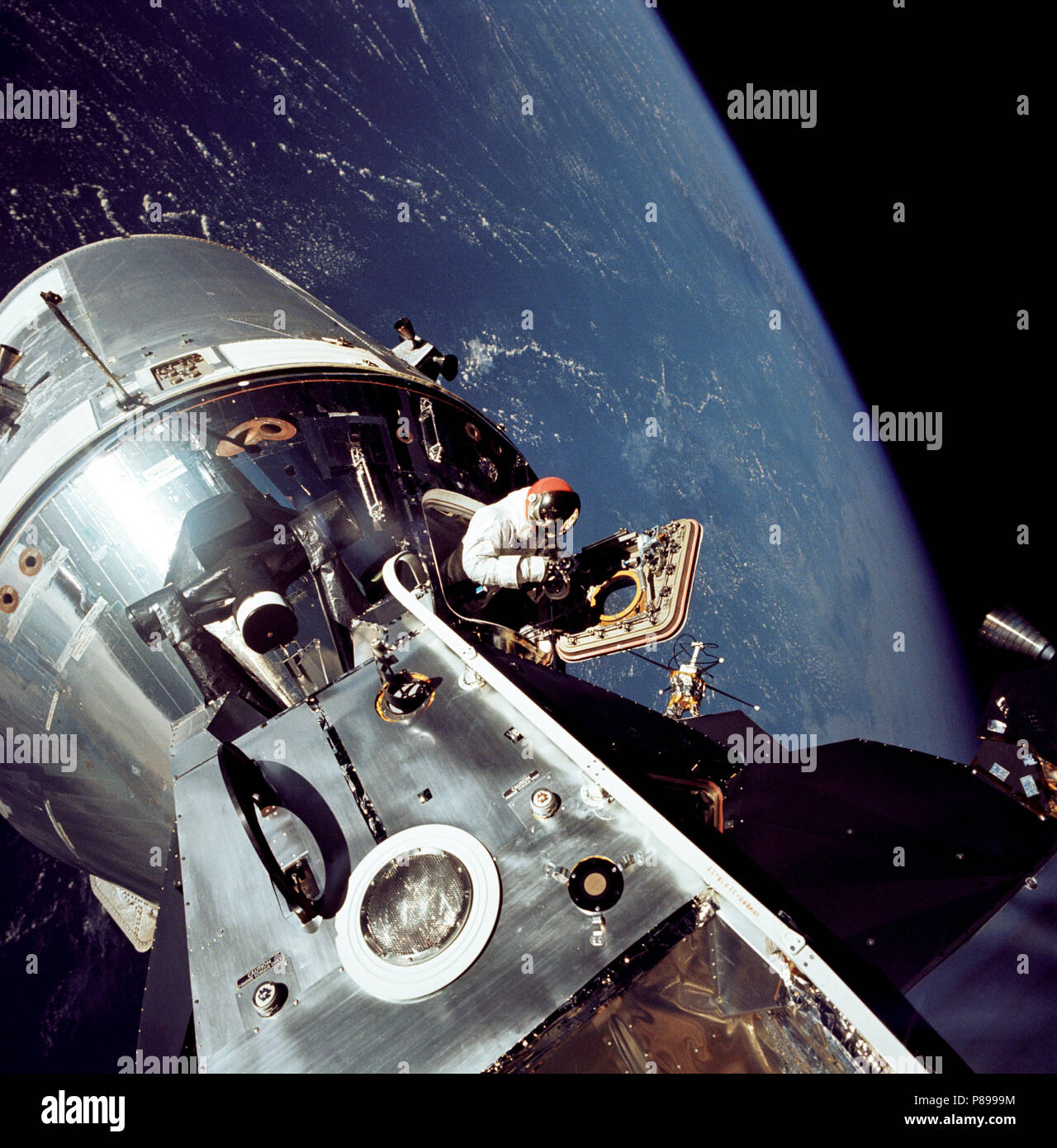 Vista del agganciato Apollo 9 di comando e di moduli di servizio (CSM) e il modulo lunare (LM), durante l'astronauta David R. Scott's stand-up attività extravehicular (EVA), il giorno 4 Apollo 9 missione Foto Stock