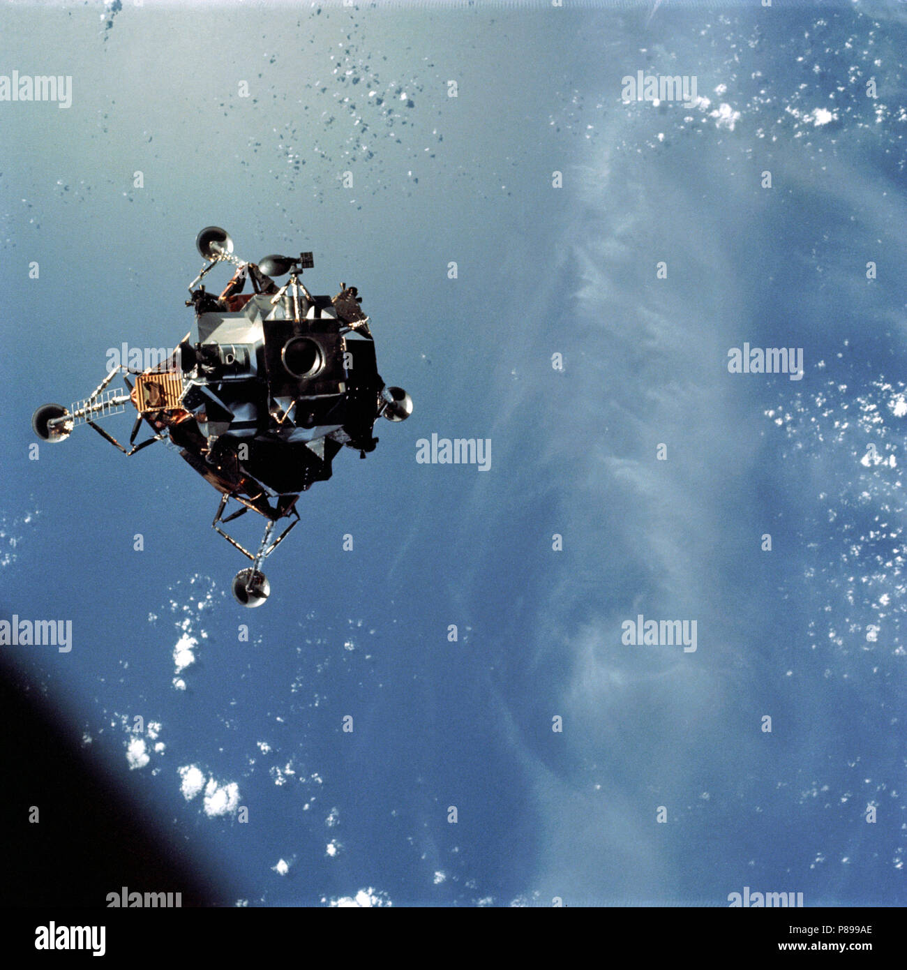 Apollo 9 Modulo Lunare (LM), Spider, in un lunar carico configurazione, come fotografato dal comando e moduli di servizio (CSM) il giorno 5 di Apollo 9 con terra di missione orbitale. Foto Stock