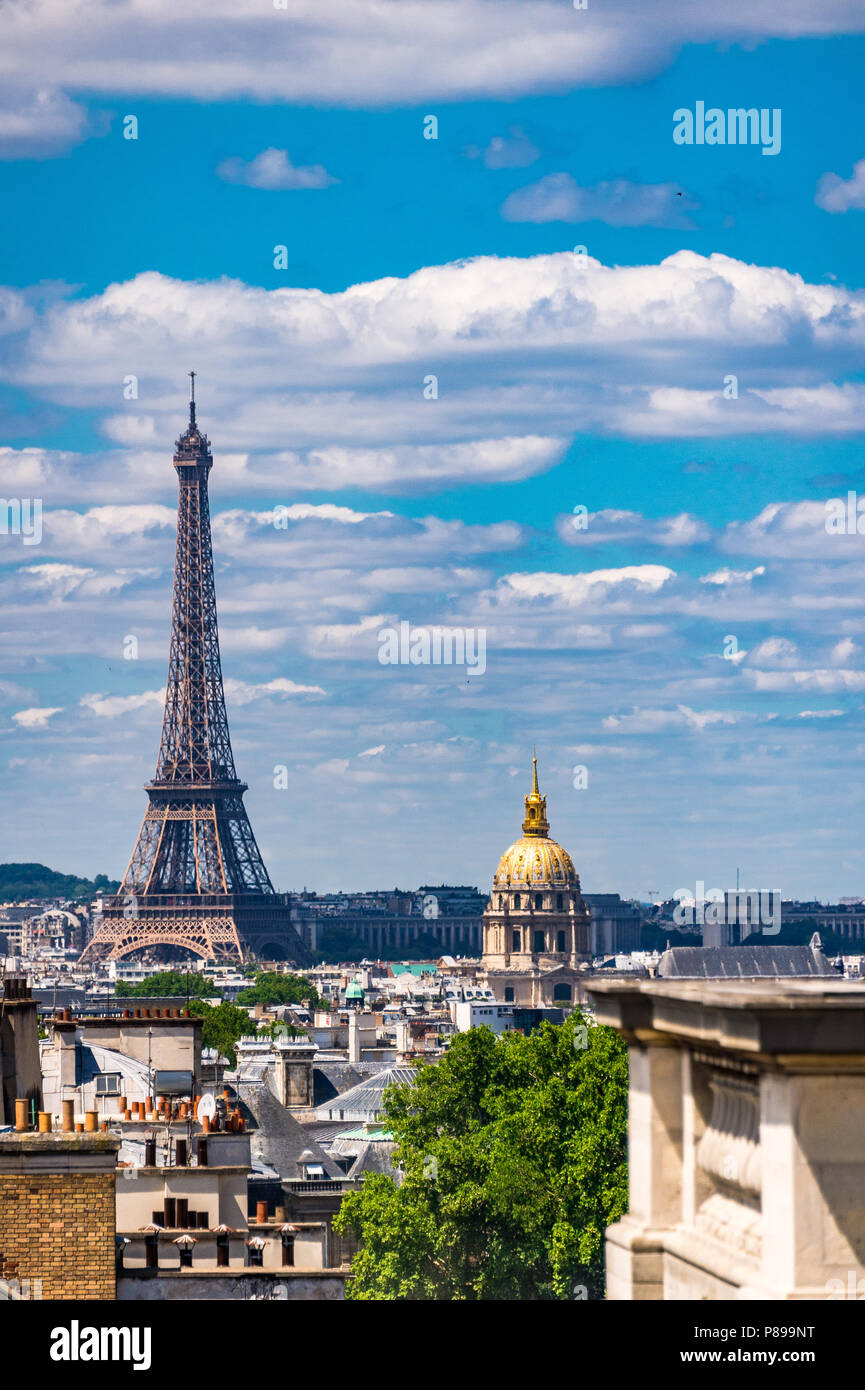 La vista della Tour Eiffel dalla sommità del Pantheon a Parigi, Francia Foto Stock