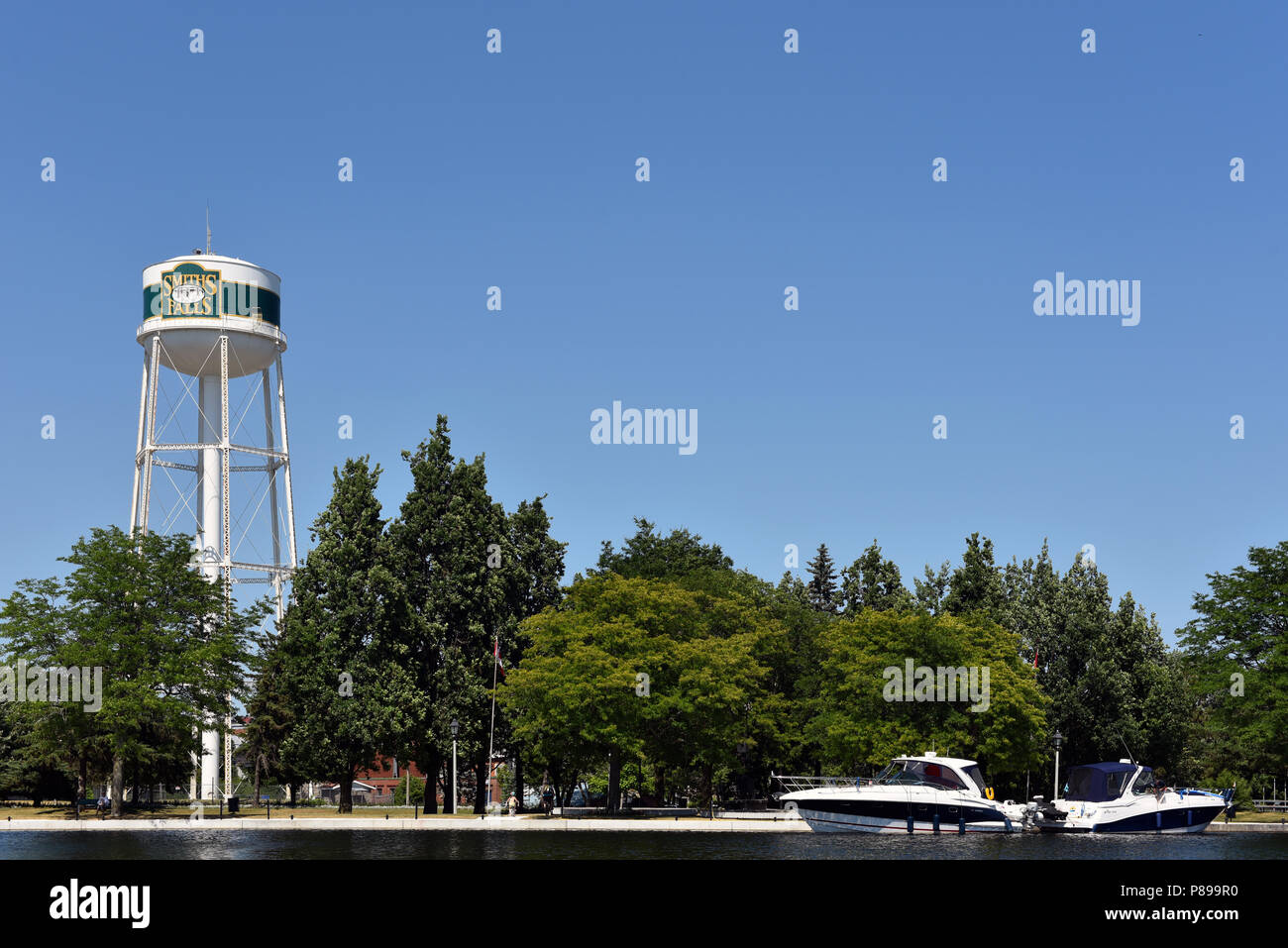 Smiths Falls, ON, Canada - 8 Luglio 2018: La città di Smiths Falls con la sua acqua torre sul fiume Rideau sta sperimentando una ripresa economica a causa t Foto Stock