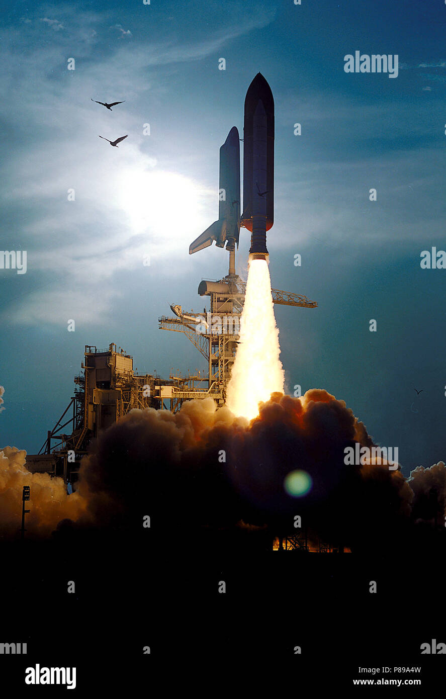 La navetta spaziale Discovery vola verso il cielo da Launch Pad 39B sulla missione STS-64 alle 6:22:35 p.m. EDT, 9 settembre 1994. A bordo sono i membri di un equipaggio di sei: Commander Richard N. Richards; Pilot L. Blaine Hammond Jr; e gli specialisti di missione Marco C. Lee, Carl J. Meade, SUSAN J. Helms e il dottor J.M. Linenger. Foto Stock