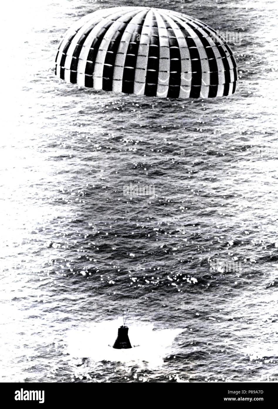 'Little Joe' 5B ha lanciato un veicolo spaziale di mercurio in un alto-Q-Interrompi test. L'anello-vela paracadute terre il veicolo spaziale off shore di Wallops Island, Virginia. Foto Stock