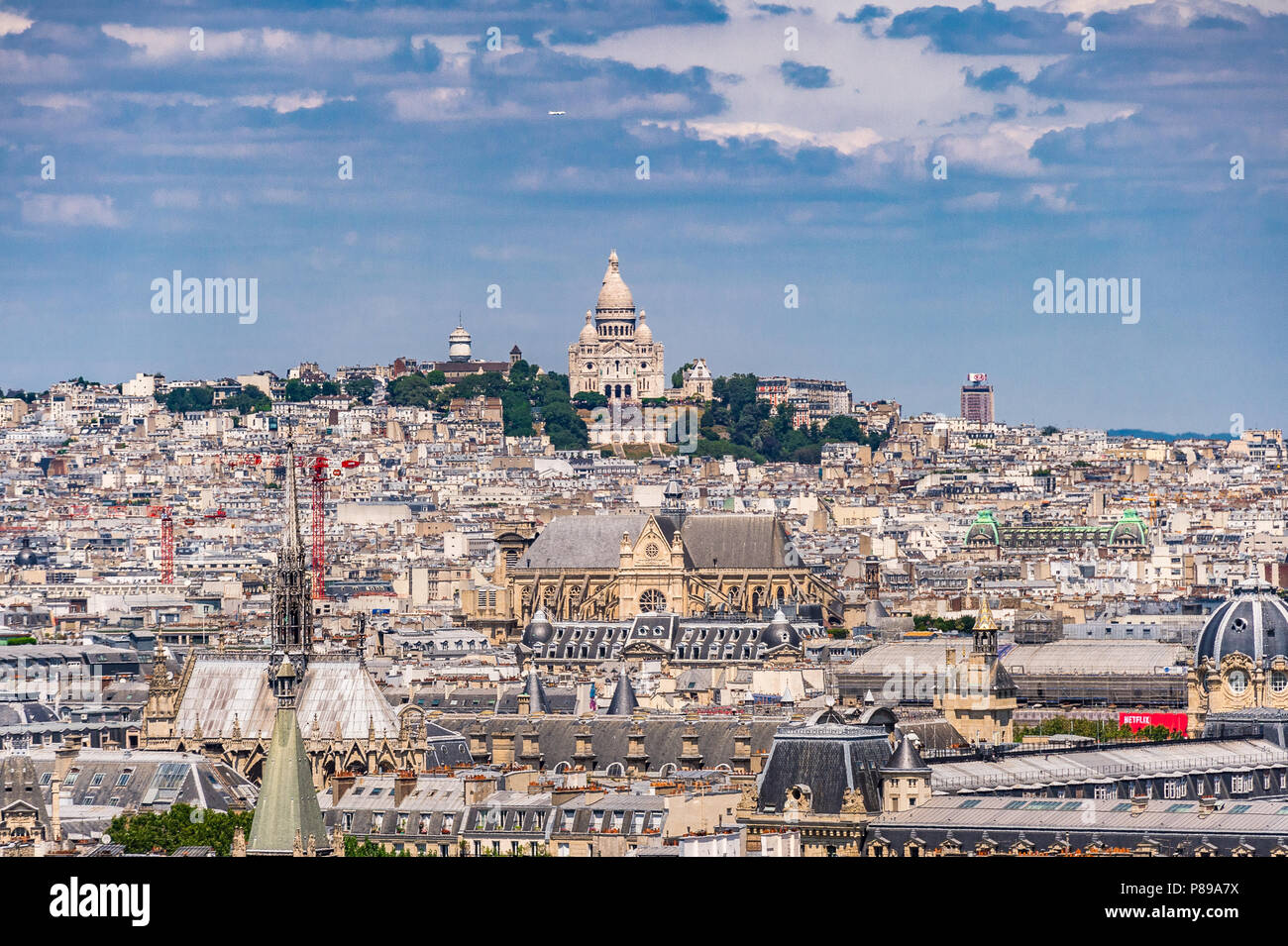 Una vista di Butte Montmartre e Sacré Coeur da una vista dalla cima del Pantheon a Parigi, Francia Foto Stock