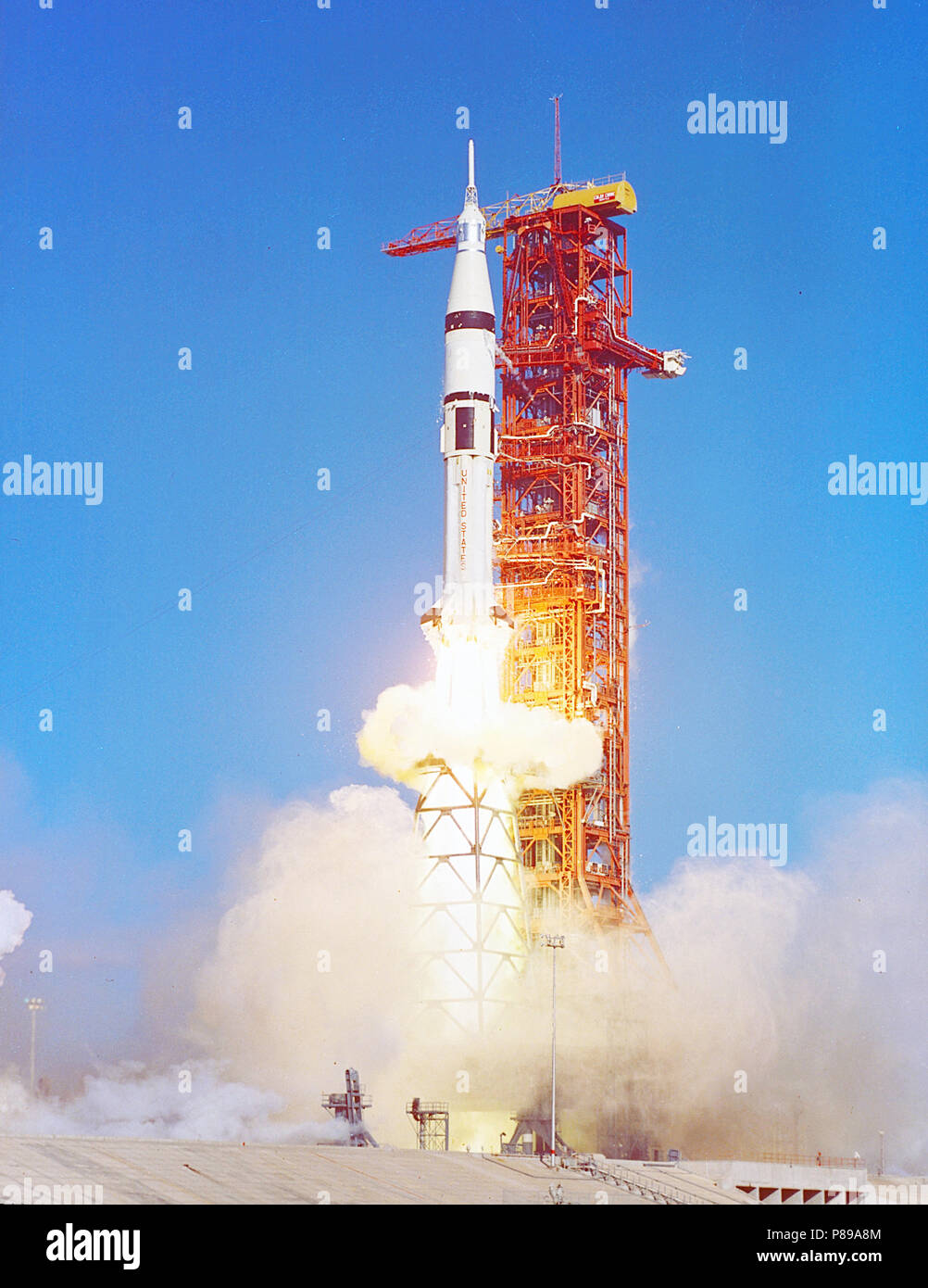 Il Saturn IB lancio di sollevamento del veicolo fuori dal complesso di lancio 39B a 9:01 a.m. EST. Il Skylab 4 astronauti Gerald P. Carr, il Dott. Edward G. Gibson e William R. Pogue erano a bordo per la terza e ultima missione alla stazione spaziale in orbita. Foto Stock