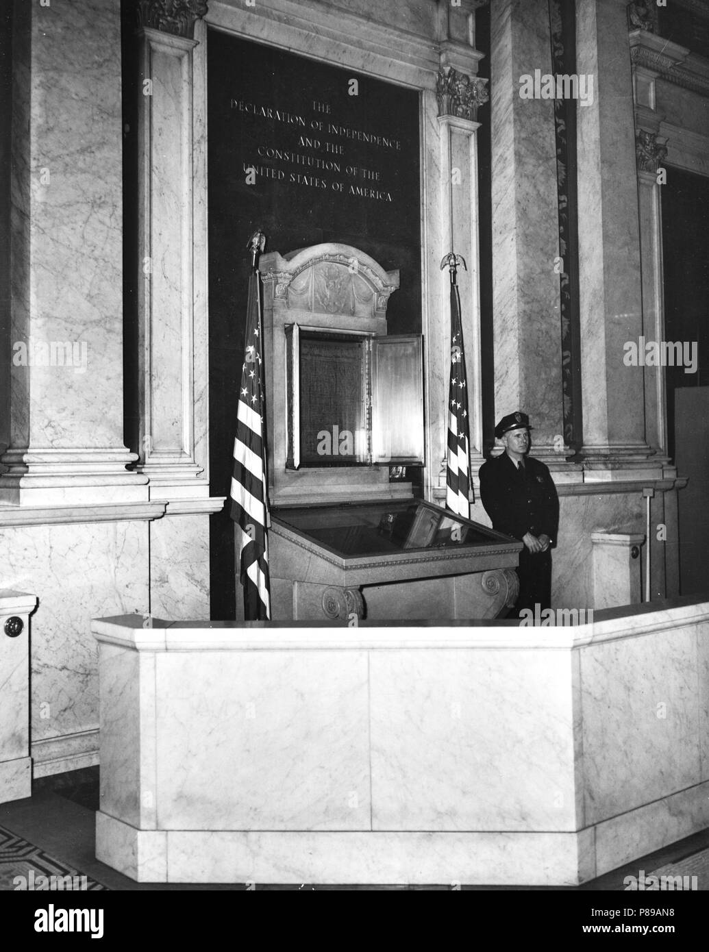 La dichiarazione di indipendenza e di costituzione sono stati spostati dalla Libreria del Congresso di archivi nazionali sul dicembre 13, 1952. - Guardia al santuario. Foto Stock