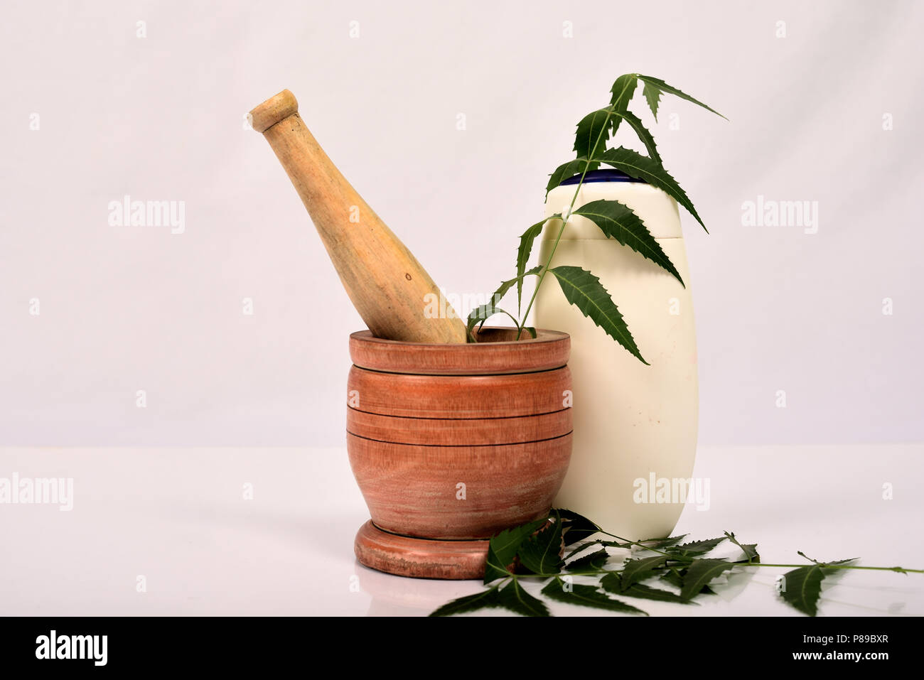 Ayurveda sapone o neem sapone o olio di margosa realizzato da Azadirachta indica su sfondo grigio. Foto Stock