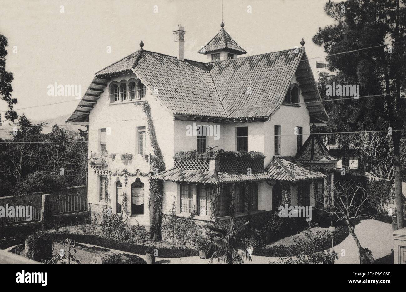 Barcellona. Josep Puig i Cadafalch (1867-1956), arquitecto modernista. Casa Capella, torre ajardinada en la calle San Sebastián, 90, actualmente calle Mariano Cubí. Año 1902. Tarjeta A.T.V. postale Foto Stock
