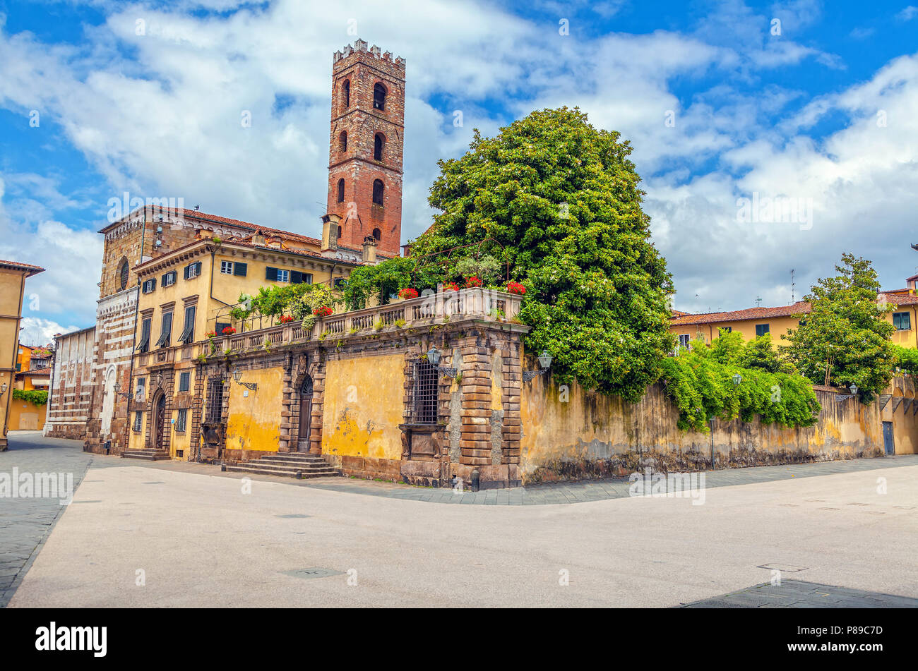 La piazza di San Martino nella antica città italiana di Lucca. Foto Stock