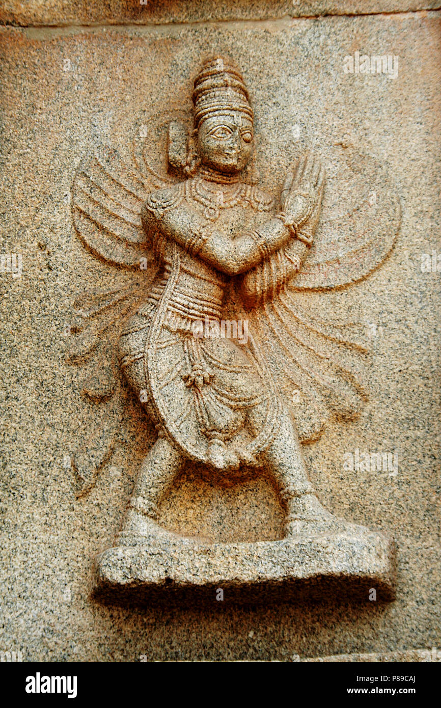 Bassorilievo in pietra di icona Garuda a Hazararama Temple, Hampi, Karnataka, India, Asia Foto Stock