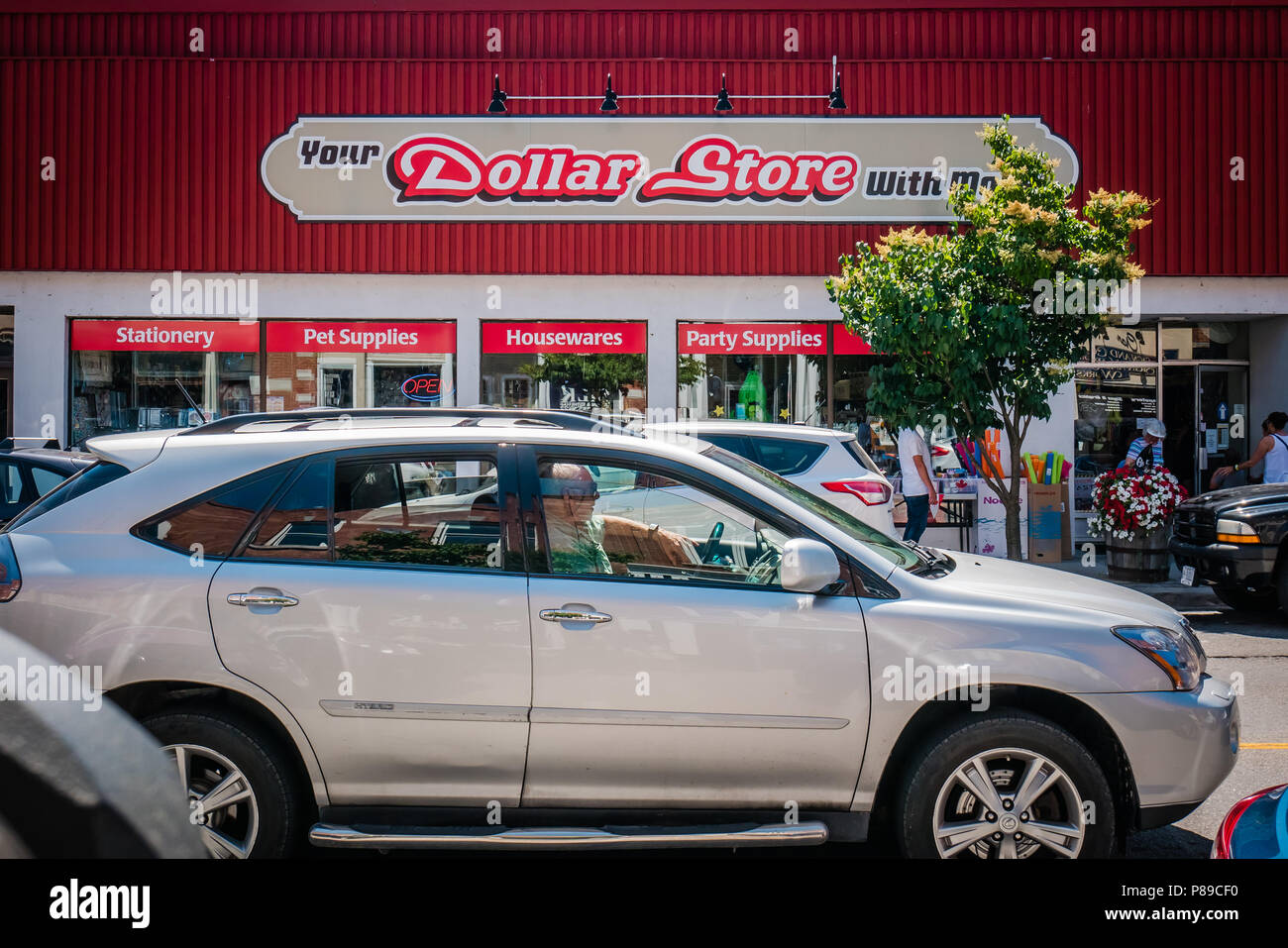 Red dollar store front Foto Stock Red dollar store front Foto Stock