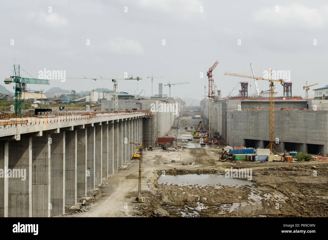 Cocoli si blocca prima di essere inondate su giugno 2015, presso il Canale di Panama sito di espansione Foto Stock