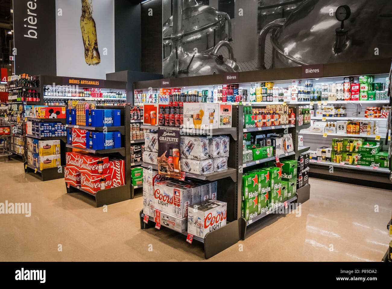 Sezione di alcool all'interno di un negozio di alimentari nella città di Québec in Canada Foto Stock
