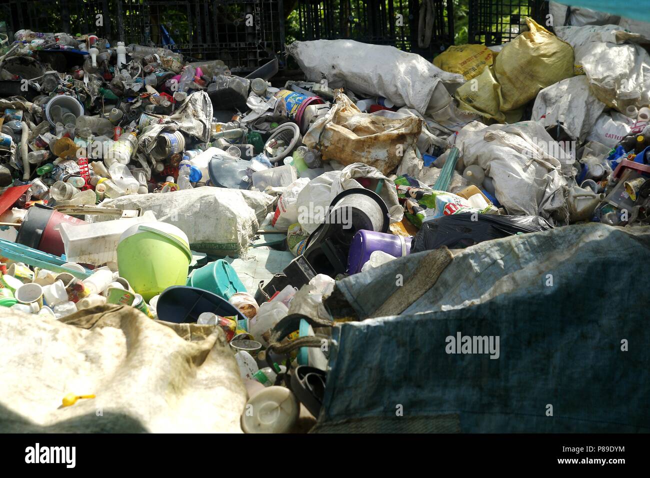 ANGONO, Rizal, Filippine - luglio 4 2018: plastica assortiti di materiali di scarto ad un recupero dei materiali facility per la cernita e la segregazione. Foto Stock