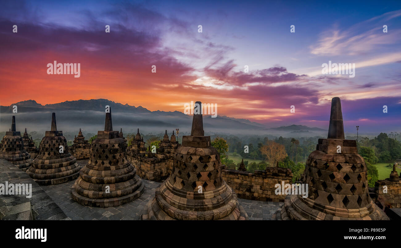 Cinque grandi stupa di Borobudur Foto Stock