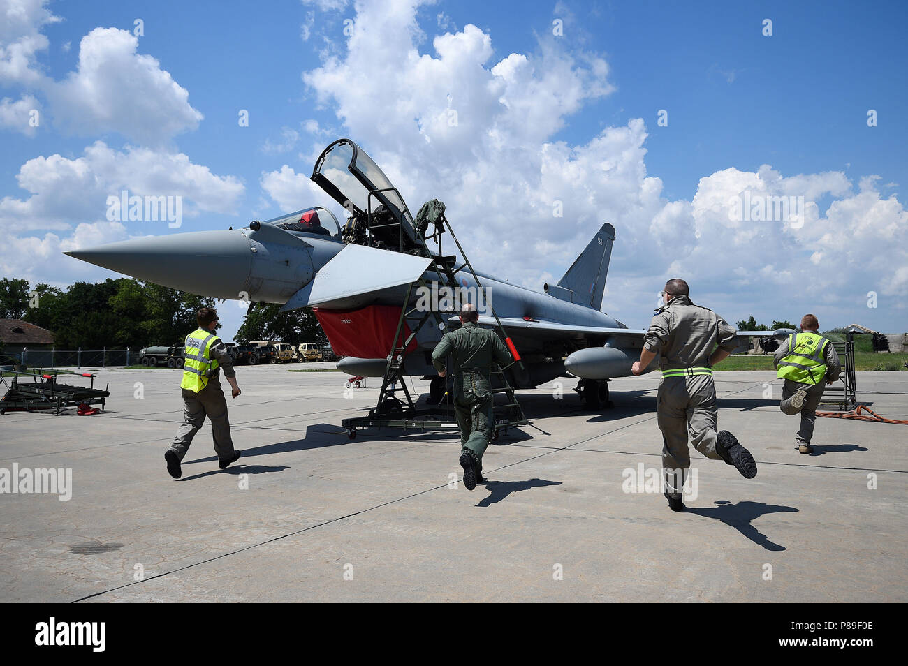 Squadron Leader Ellis Williams (seconda a sinistra) e Ingegneri Caporale Darren Emson, e Senior Aircraftmen Antony Aiken e Alex Nottage eseguire una simulazione a scramble Mihail Kogalniceanu air base in Constanta, Romania, dove la RAF stanno giocando un ruolo di primo piano nella NATO di enhanced Air Missione di polizia. Foto Stock