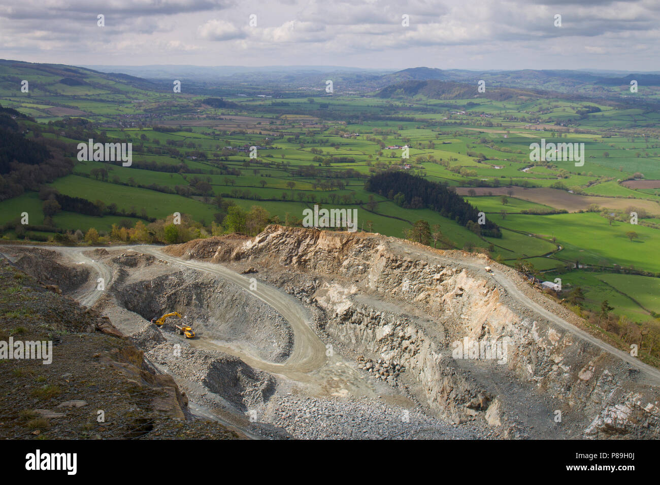 Vista dalla parte superiore della cava Criggion, guardando sopra la cava di lavoro verso Welshpool. Powys, Galles. Aprile. Foto Stock