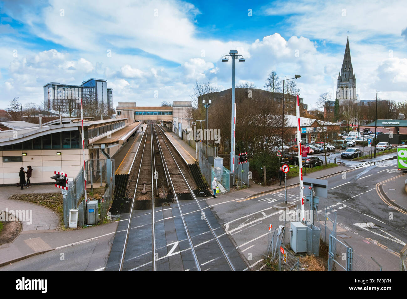 FELTHAM, Regno Unito - 16 Marzo 2018: ampia vista di Feltham Railway Station e la torre dell'oggi demolita la chiesa di Saint Catherine. Feltham, Regno Unito Foto Stock
