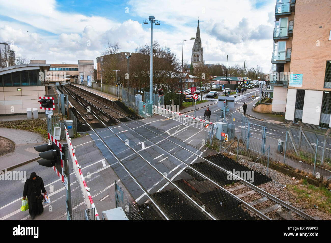 FELTHAM, Regno Unito - 16 Marzo 2018: Feltham Railway Station con vista verso la torre dell'oggi demolita la chiesa di Saint Catherine. Feltham, Regno Unito Foto Stock