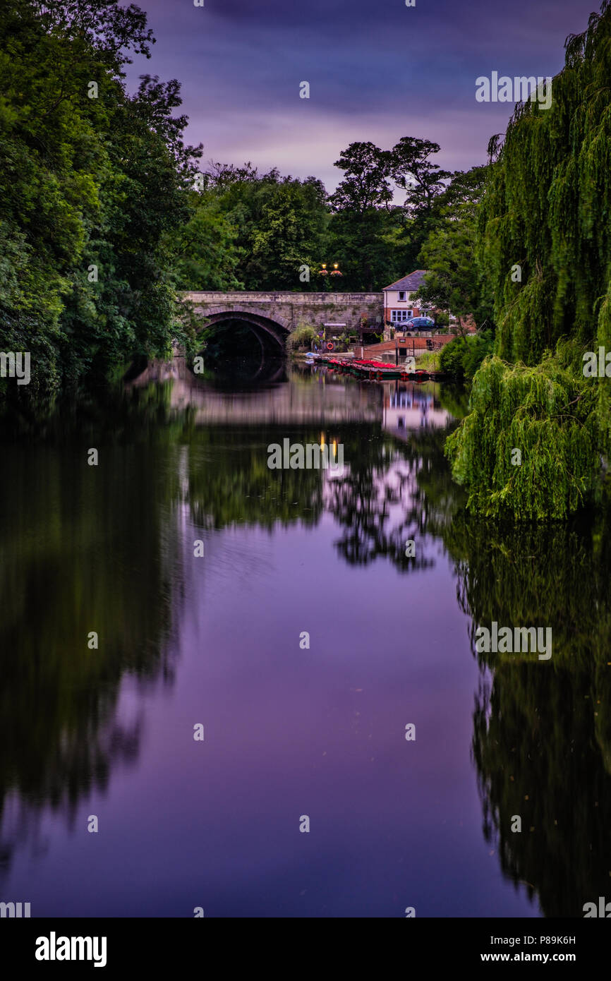 Il fiume Nidd corre attraverso Knaresborough - scena al tramonto sul fiume. Foto Stock