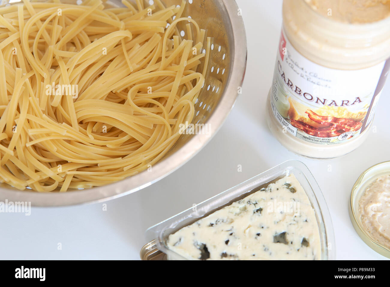 Close-up di gustosi ingredienti preparati per cucinare un piatto di pasta Foto Stock