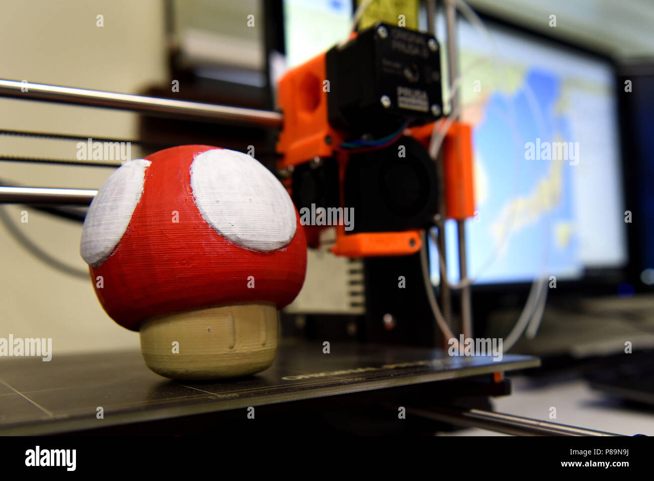 Un 3D-stampato vetrine di funghi la capacità di una stampante 3D durante la cerimonia di apertura della Corea l'innovazione e il centro di ricerca presso Osan Air Base, 26 giugno 2018. Il KIRC è il primo militare-innovazione mirata lab nella penisola coreana, aperto 24/7 per consentire gli aviatori hanno accesso ai servizi high tech e un rilassante ambiente ideato per stimolare la creatività. (U.S. Air Force foto di Senior Airman Kelsey Tucker) Foto Stock