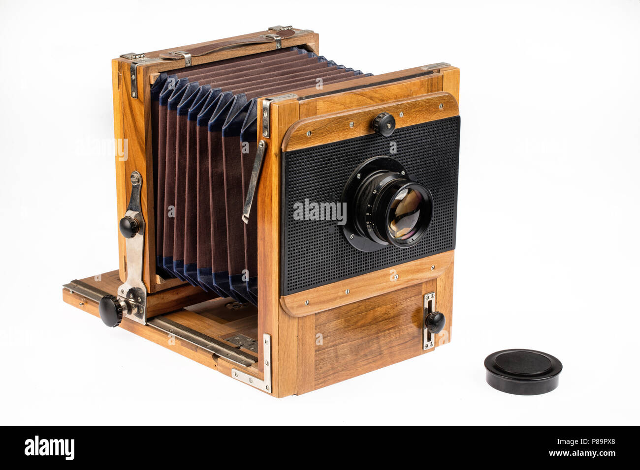 Vecchia fotocamera in legno su un isolato di sfondo per studio Foto Stock
