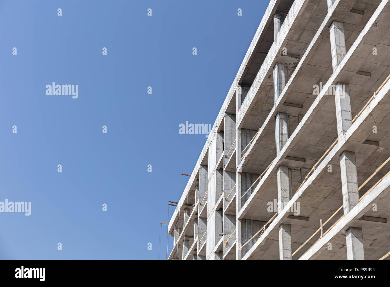 Costruzione della città zona. facciata di un edificio in calcestruzzo contro il cielo blu sullo sfondo Foto Stock